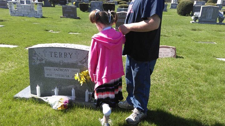 Safyre alla tomba dei genitori