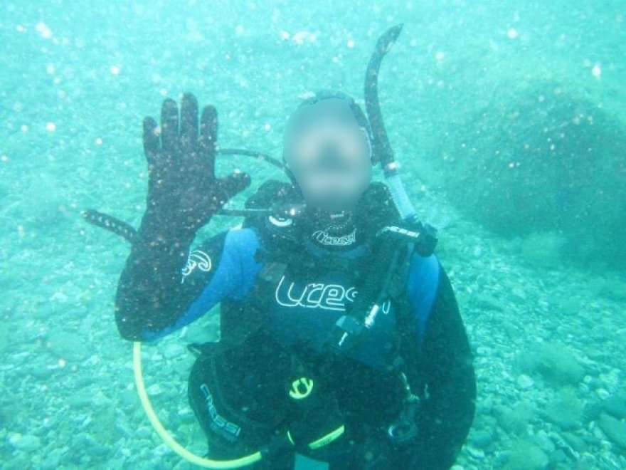 Falso cieco in tenuta da sub