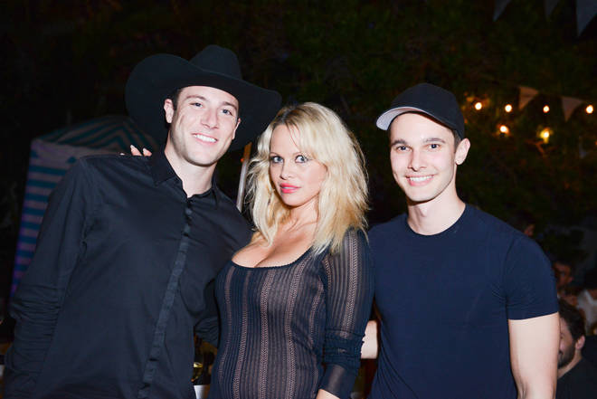 Jason Hewlett (a sinistra) e la moglie