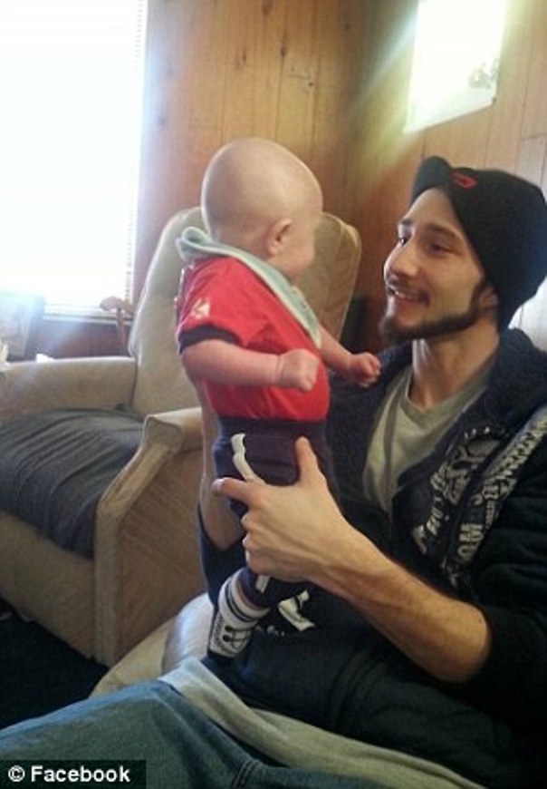 Lucas Barnes con il figlio Braydon