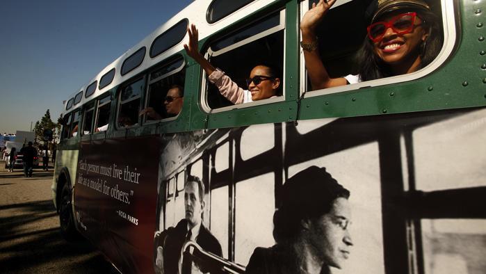 Manifestanti sugli autobus