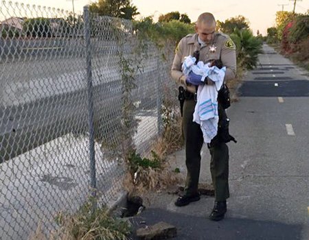 Bambina in braccio al poliziotto