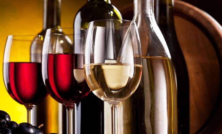 Bottiglia di vino e calice 4