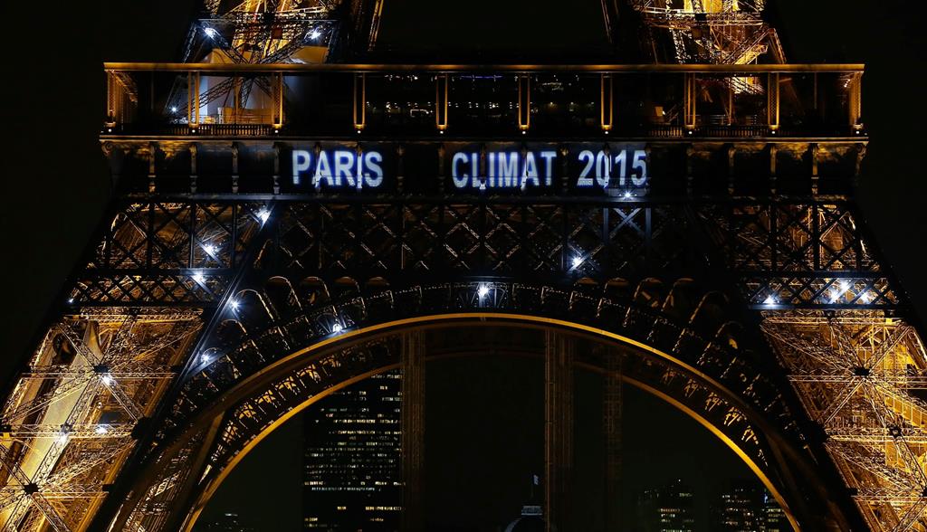 COP21 Parigi, la scritta sulla Tour Eiffel