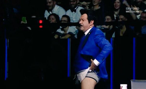 Elio in mutande nel corso della finalissima