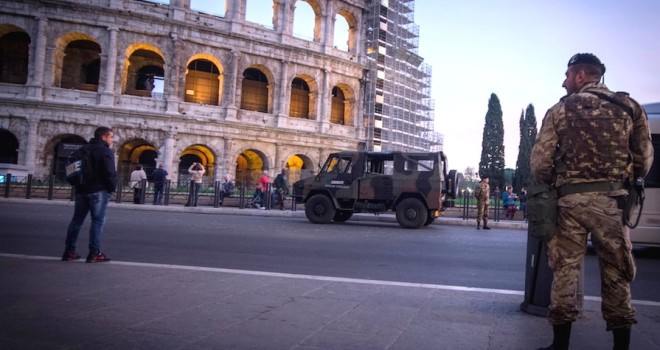 Esercito vicino al Colosseo