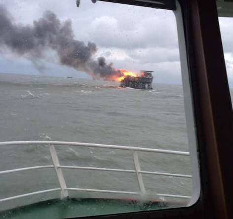 Incendio sulla piattaforma petrolifera 2