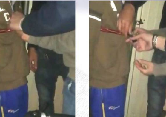 Ragazzino legato al cancello