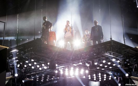 L'apertura dello show e' stata affidata a Cattelan e ai quattro giudici di XF 9