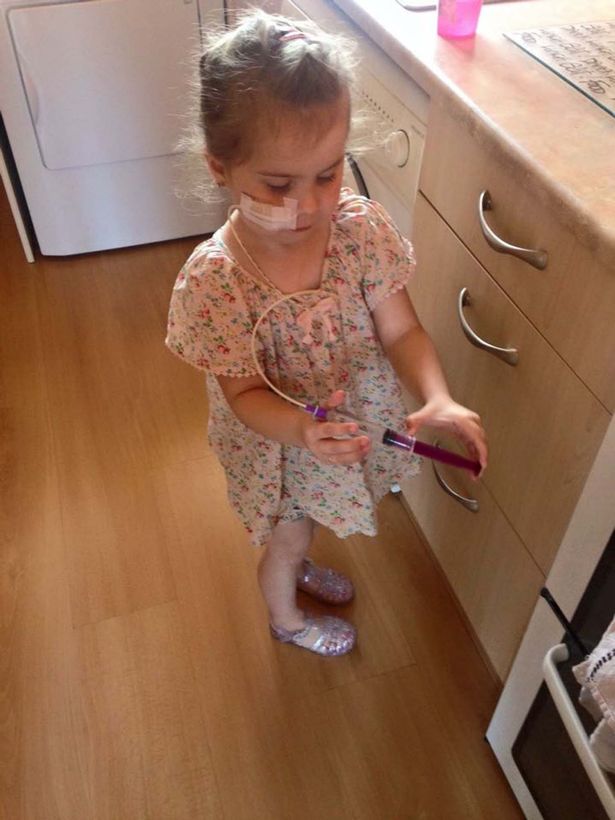 Brooke mentre si somministra le cure