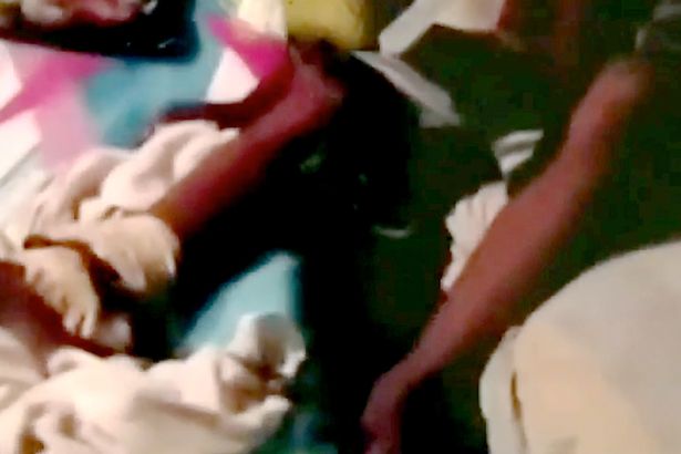 Bambino legato al letto con una catena perché disubbidiente