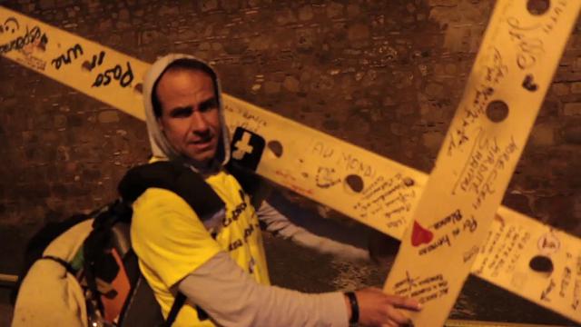 Pablo con una croce in spalla verso il Giubileo