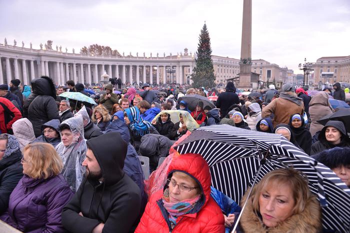 Pellegrini in Piazza San Pietro 1