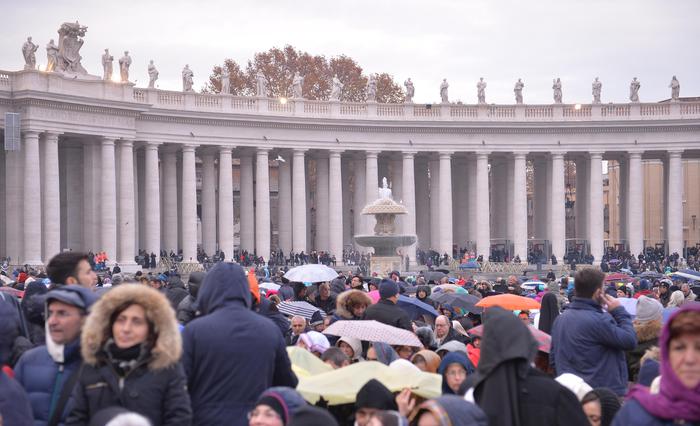 Pellegrini in Piazza San Pietro 2