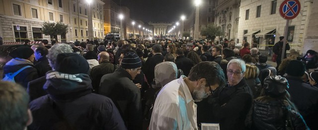 Pellegrini in attesa a Roma