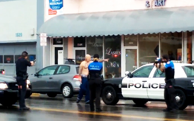 Polizia contro l'uomo armato di rasoio 1
