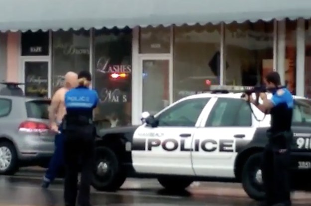 Polizia contro l'uomo armato di rasoio 2