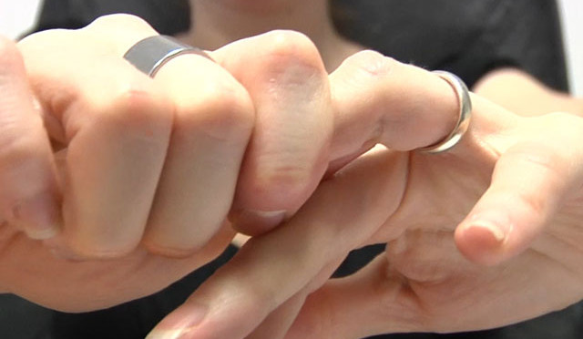 Scrocchiare le dita non provoca l'artrite