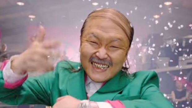 Un frame di Daddy dove Psy invecchia notevolmente