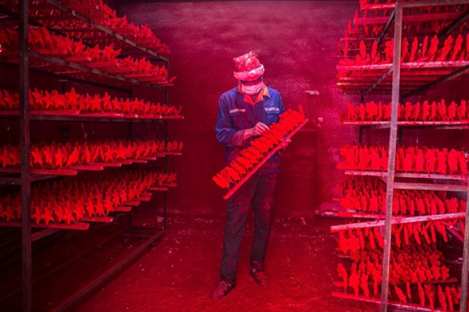 Un operaio nei laboratori 2