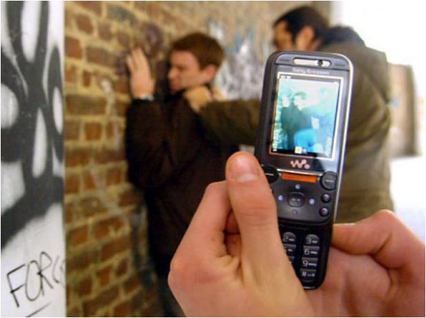 Scena di bullismo ripresa dai cellulari