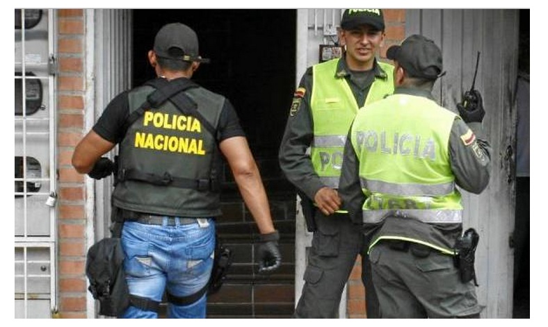 La polizia colombiana ha salvato un bambino legato con una catena dalla madre