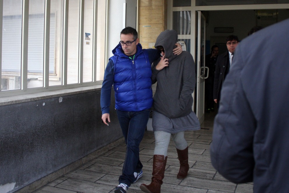 Valentina mentre lascia l'ospedale