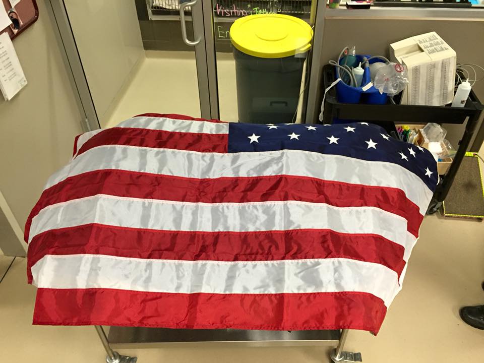 La bandiera posta sul corpo di Jethro