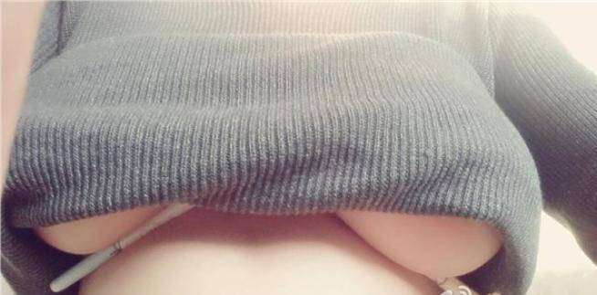 Ragazza sorregge due oggetti