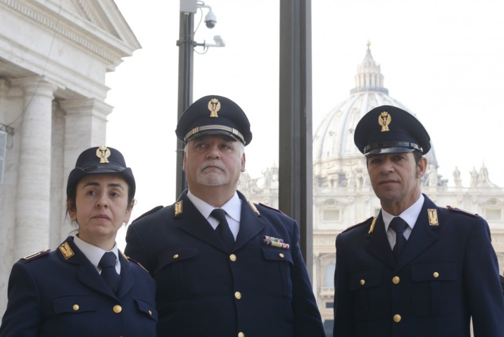 Gli agenti che hanno aiutato la donna