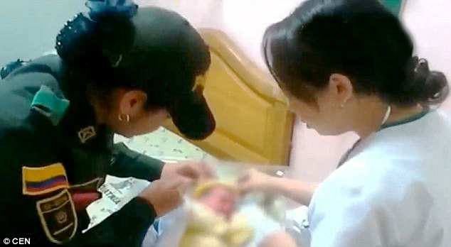 Luisa Fernanda Urrea con la bambina 2