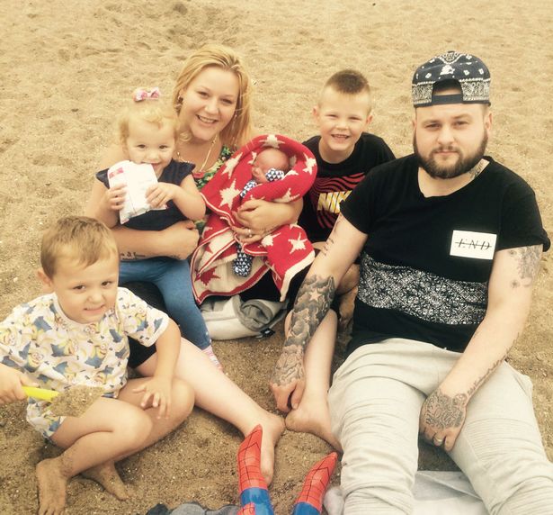 Amber con il compagno e i figli