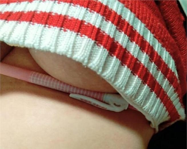 Seno che sorregge una penna 3