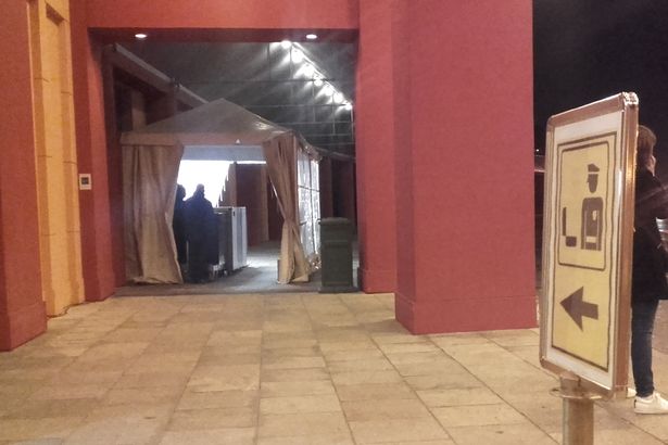 Guardie all'entrata dell'hotel