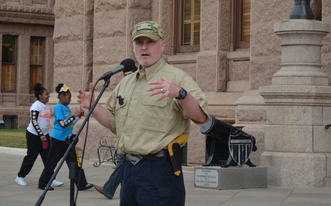 Il fondatore di Open Carry Texas, C.J. Grishman