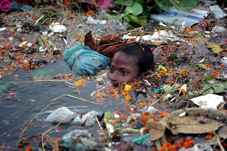 Nuotare in un fiume di spazzatura in India