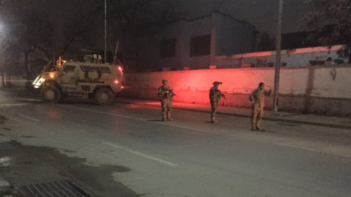 Militari vicino all'ambasciata