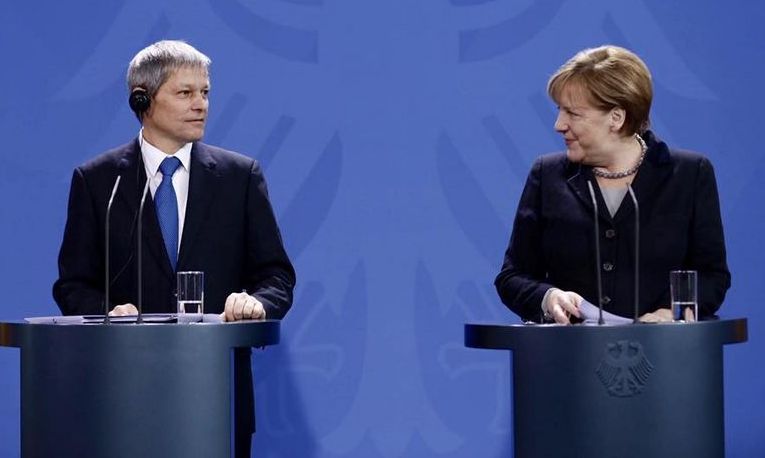 Ministro rumeno Dacian Ciolos e Angela Merkel