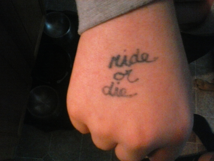 La scritta sulla mano del bambino