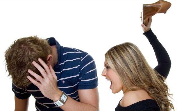 Uomo picchiato dalla moglie