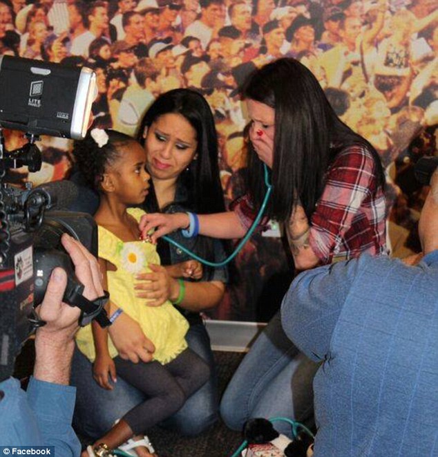 Heather mentre ascolta il cuore del figlio morto