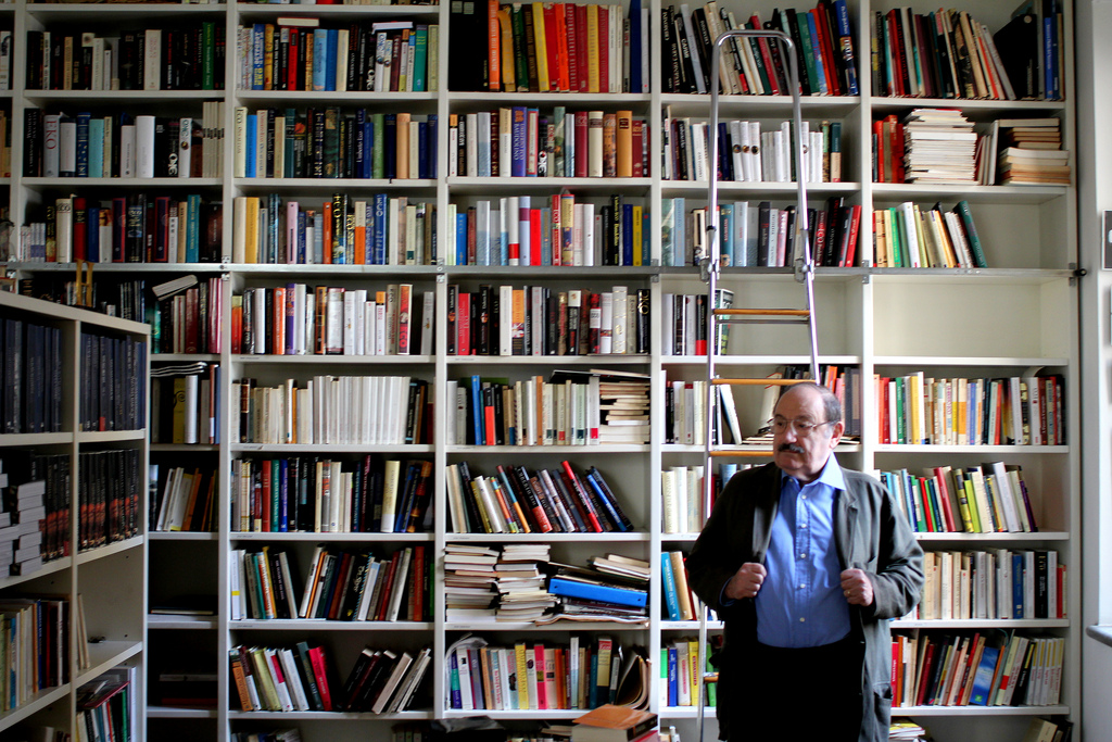 Umberto Eco nella sua biblioteca