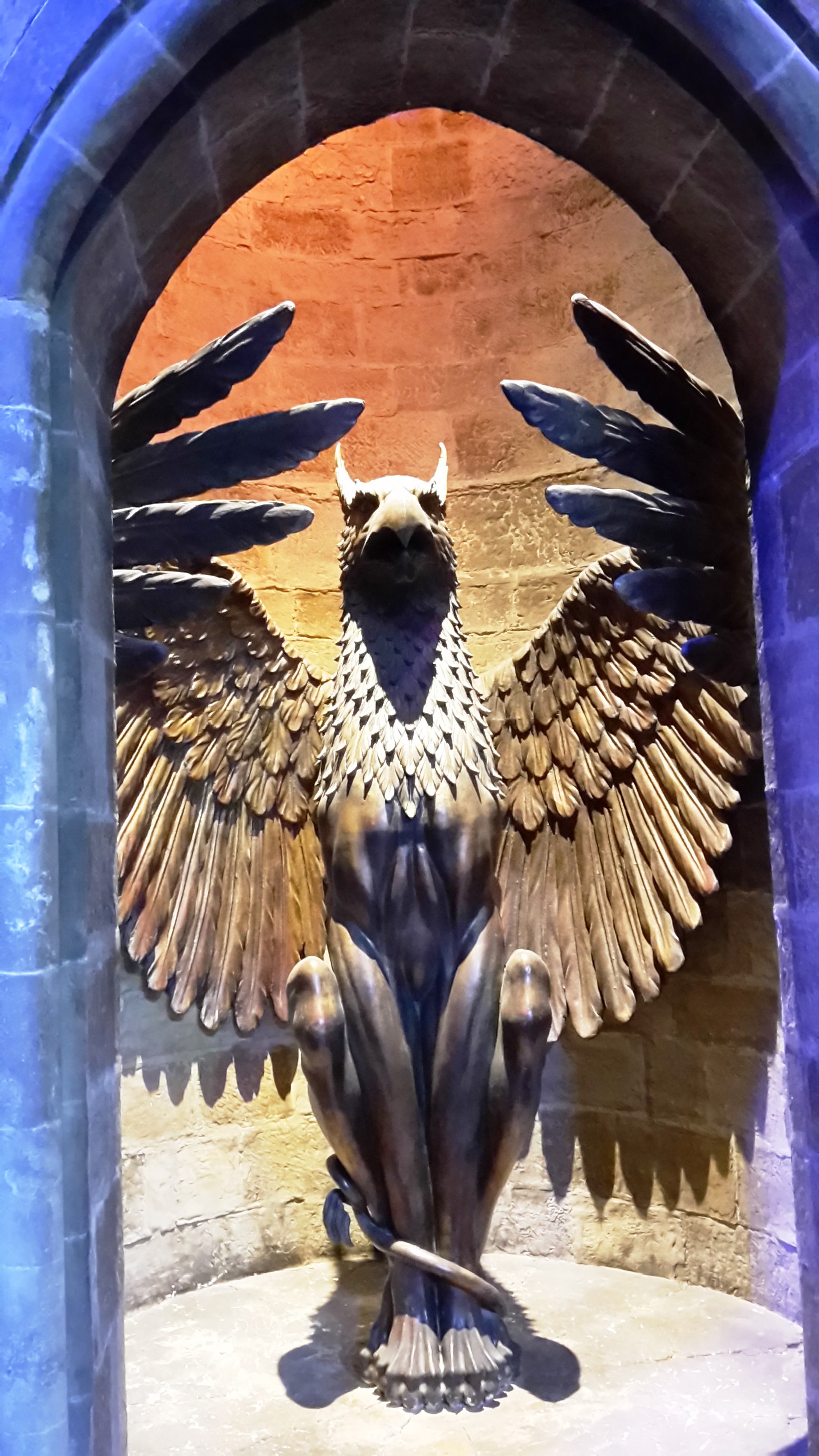 Grifone all'ingresso dell'ufficio del preside