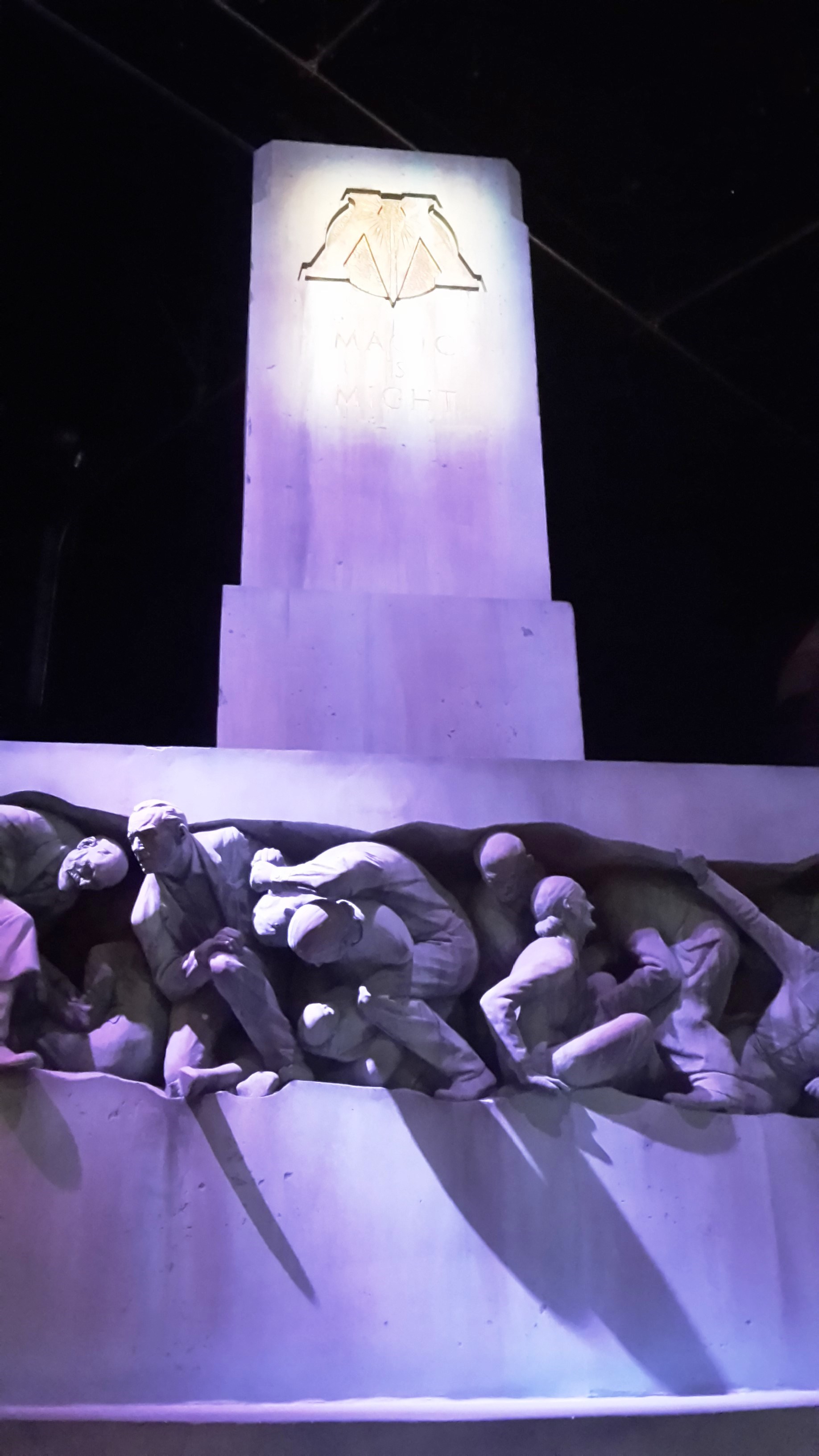 Statua d'ingresso al Ministero