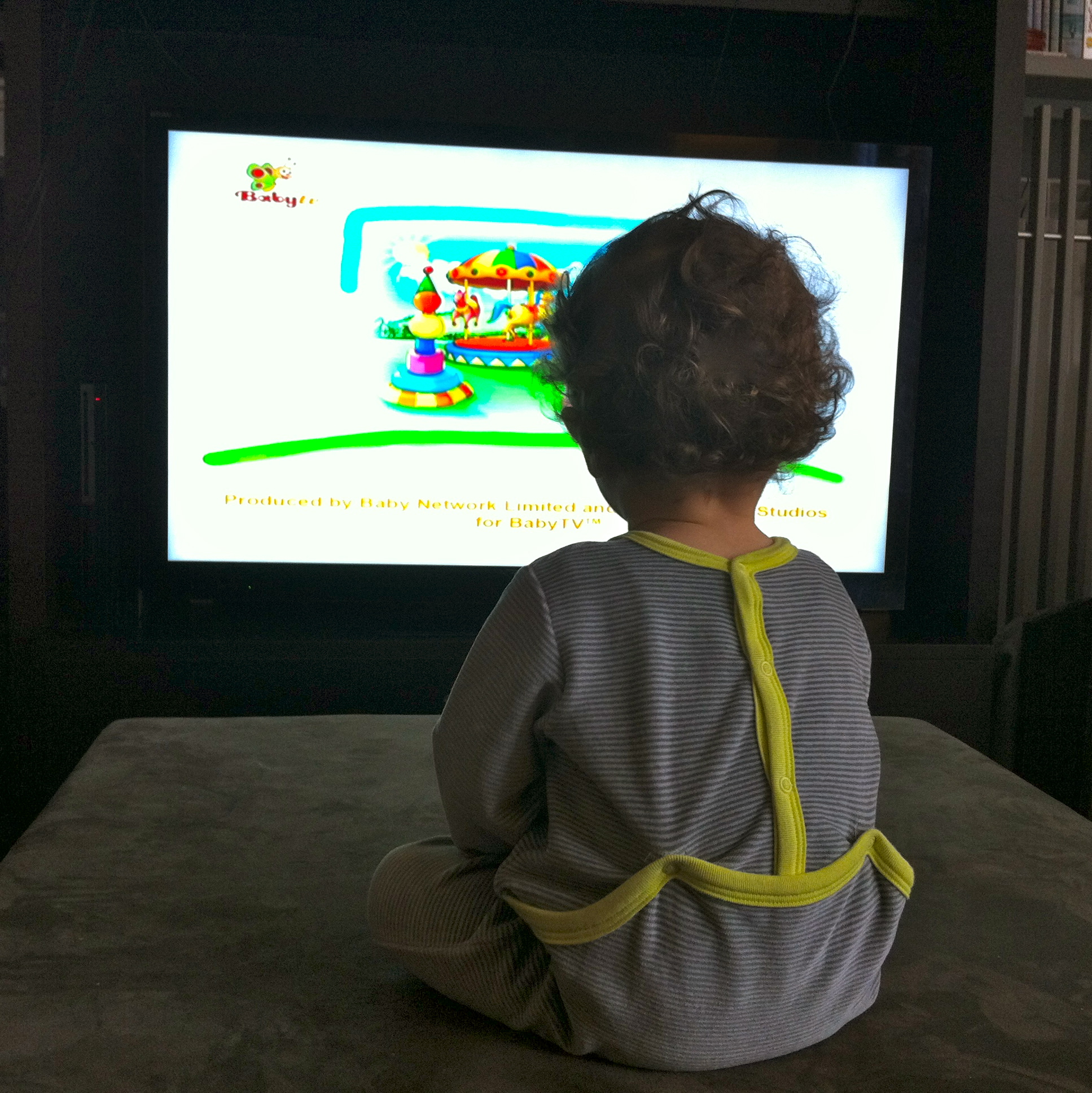 Bimba guarda la televisione