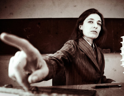 Allontanata dalle mura scolastiche