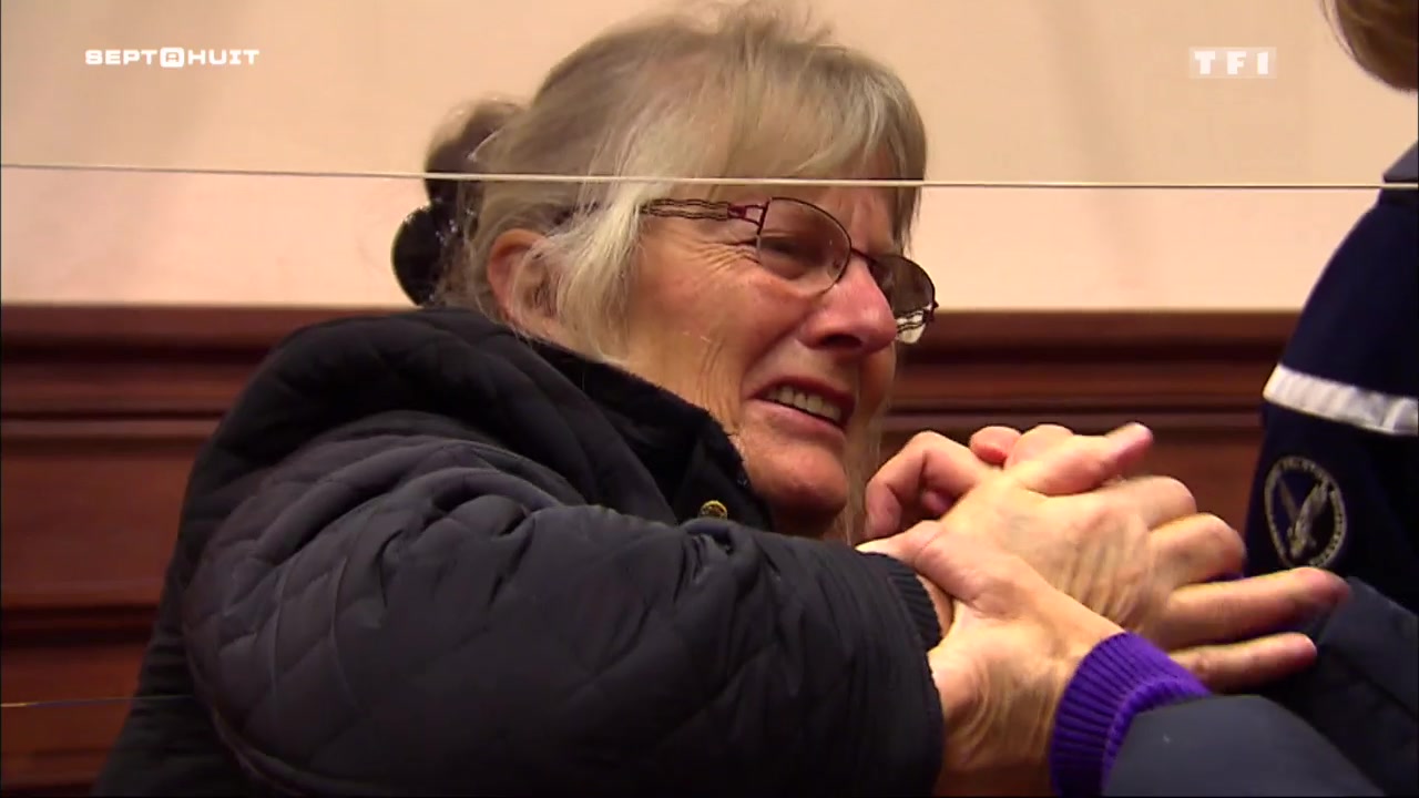 Jacqueline mentre abbraccia le figlie