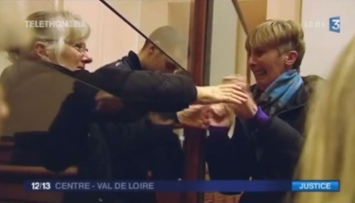 Jacqueline mentre abbraccia le figlie 2