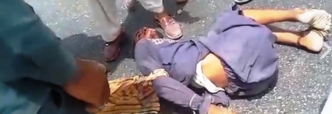 La polizia afgana tortura un terrorista