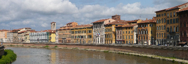 Cade dalle spallette del lungarno